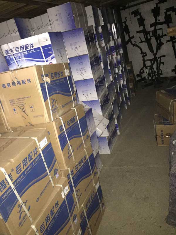 一汽原厂配件库房一角图片